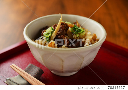 牛肉和牛肉飯煮熟的米飯 78815617