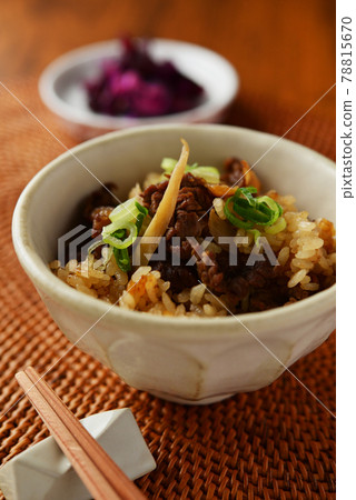 牛肉和牛肉飯煮熟的米飯 78815670