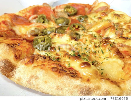 Close-up photo of pizza with olives 78816956