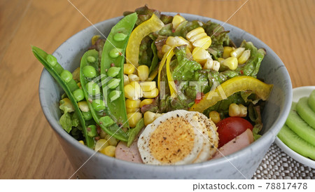 很多蔬菜沙拉 很多蔬菜沙拉 78817478