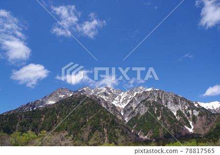 << May (fresh green) >> Northern Alps seen from Kamikochi (Mt. Hotaka, Hotaka mountain range) Location: Near Tokusawa (Kamikochi, Nagano Prefecture) << May (fresh green) >> Northern Alps seen from Kamikochi (Mt. Hotaka, Hotaka mountain range) Location: Near Tokusawa (Kamikochi, Nagano Prefecture) 78817565