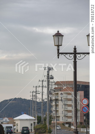 Time to slowly flow with the cityscape on the beach 78818722