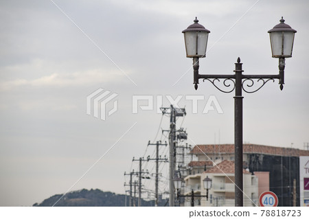 Time to slowly flow with the cityscape on the beach 78818723
