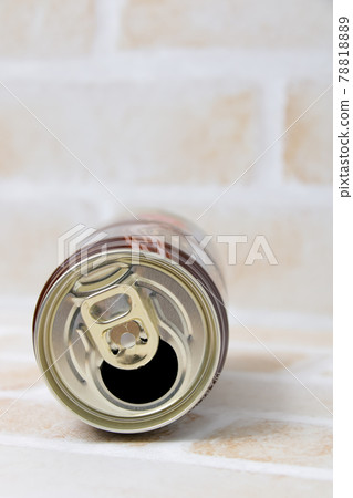 Empty cans, cans, drinks, drinking water, juice, aluminum cans, aluminum, aluminum, beverages, recyclable waste 78818889