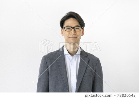 A man in his thirties wearing glasses, looking at the camera, portrait A man in his thirties wearing glasses, looking at the camera, portrait 78820542