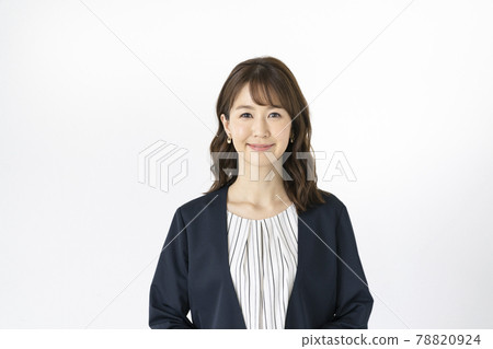 Arasa 女人微笑著看著相機的肖像 78820924