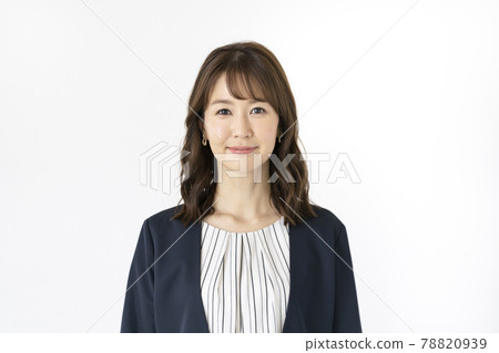 一位 30 歲出頭的女人看著相機的肖像 一位 30 歲出頭的女人看著相機的肖像 78820939