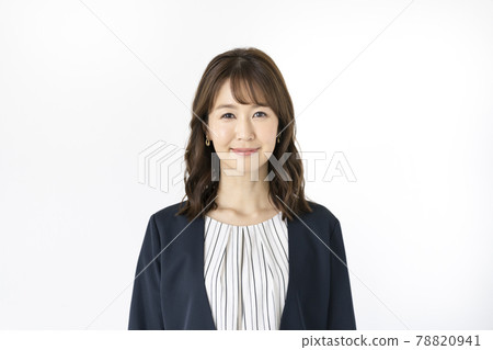 Arasa 女人微笑著看著相機的肖像 Arasa 女人微笑著看著相機的肖像 78820941