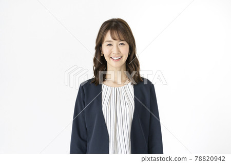 Arasa 女人微笑著看著相機的肖像 Arasa 女人微笑著看著相機的肖像 78820942