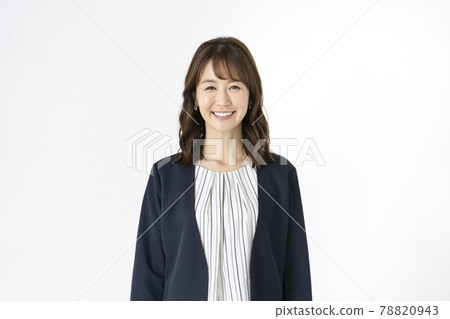 Arasa 女人微笑著看著相機的肖像 Arasa 女人微笑著看著相機的肖像 78820943