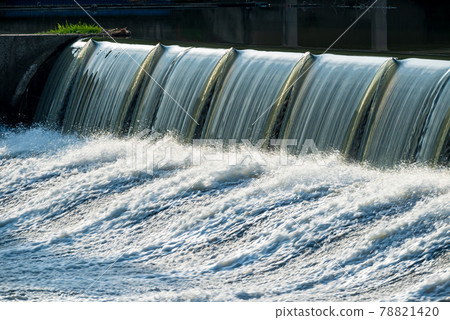 The beauty of the flowing water of the Shiraishi Weir 78821420