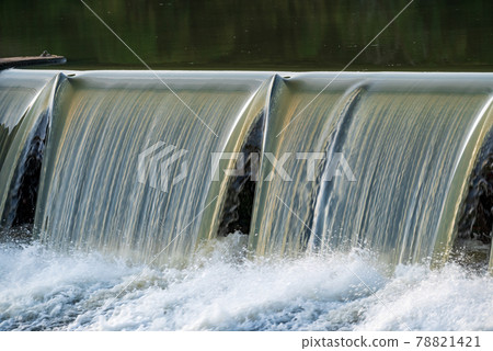 The beauty of the flowing water of the Shiraishi Weir 78821421