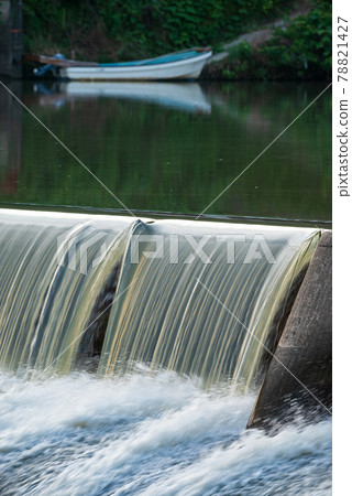 The beauty of the flowing water of the Shiraishi Weir 78821427