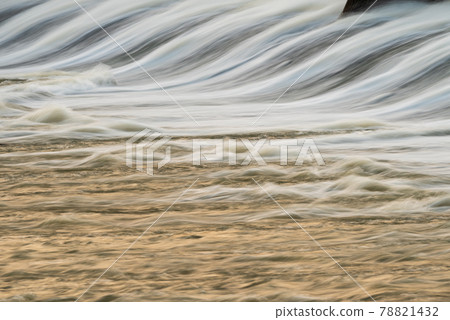 The beauty of the flowing water of the Shiraishi Weir 78821432
