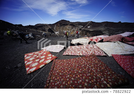富士山山頂、火山口和蒲團烘乾機 78822922