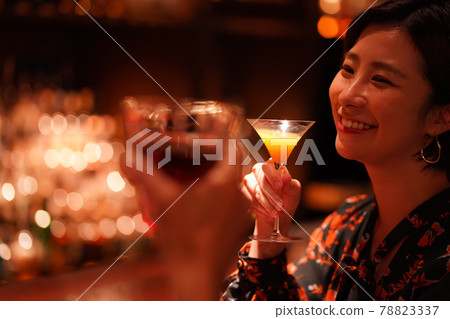 在酒吧喝酒的女人 在酒吧喝酒的女人 78823337