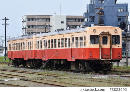 在車站停靠的小湊鐵道 Kiha 200 78823693