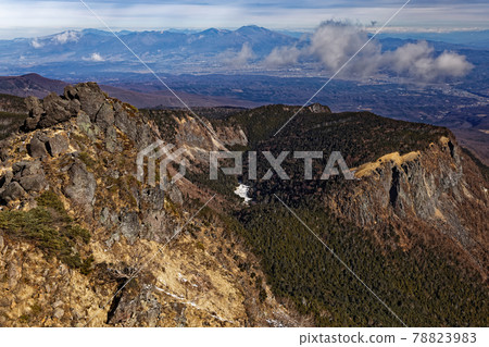 View of Mt. Inako and Mt. Asama from Mt. Tengu, the Yatsugatake mountain range 78823983