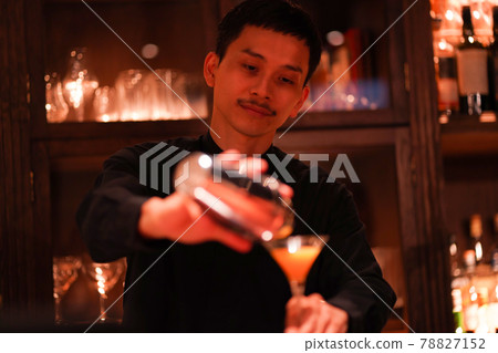 酒保倒一杯雞尾酒 酒保倒一杯雞尾酒 78827152