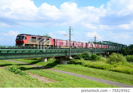 夏季天空下穿越旭川市第二石狩川大橋的貨運列車 78829562