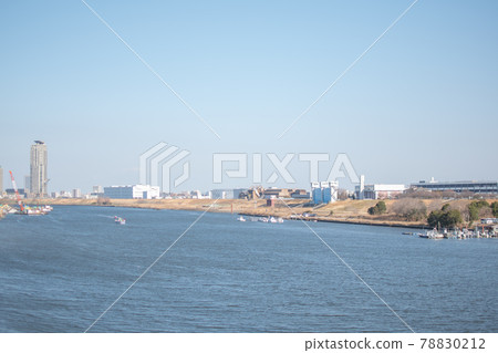 來自東京都足立區鹿濱大橋/鹿濱的強風的荒川 78830212