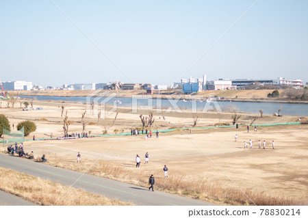東京都足立區鹿濱大橋/新田的荒川河床 78830214