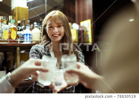 在櫃檯酒吧供應酒的年輕女子 78830519