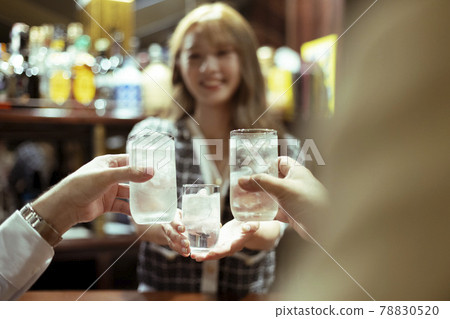 在櫃檯酒吧供應酒的年輕女子 78830520