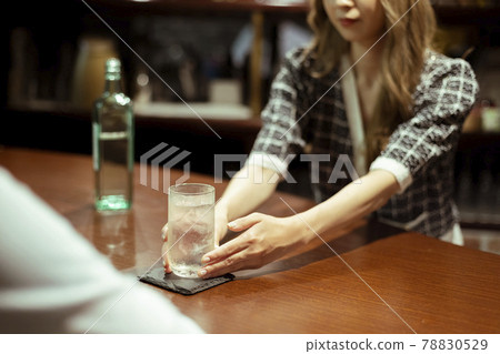 在櫃檯酒吧供應酒的年輕女子 78830529