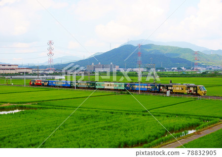 在水戶筑紫野平原行駛的觀光列車 78832905