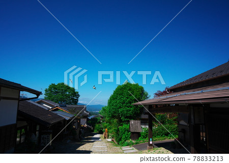 The sky and swallows of the post town "Magome" in early summer 78833213