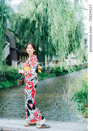 A woman in a yukata on the street in Kyoto 78834427