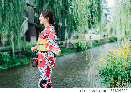 一個yukata的一名婦女在街道上在京都 一個yukata的一名婦女在街道上在京都 78834501
