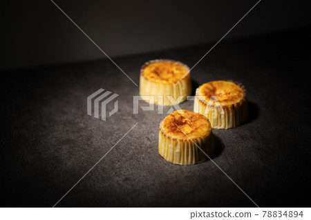 3 Basque cheese cakes 78834894