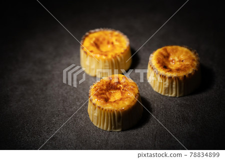 3 Basque cheese cakes 3 Basque cheese cakes 78834899