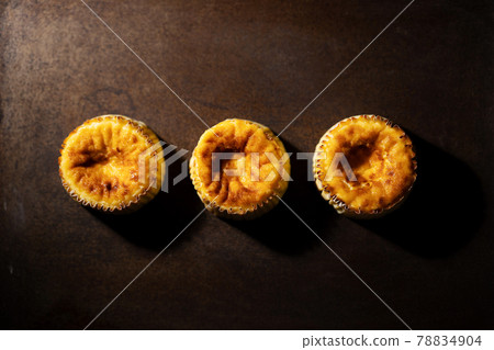 3 Basque cheese cakes 3 Basque cheese cakes 78834904