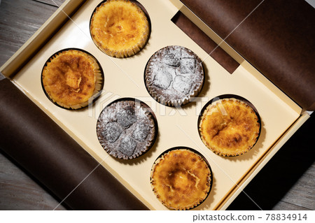 6 Basque cheese cakes 6 Basque cheese cakes 78834914