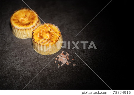 Basque cheese cake rock salt 78834916