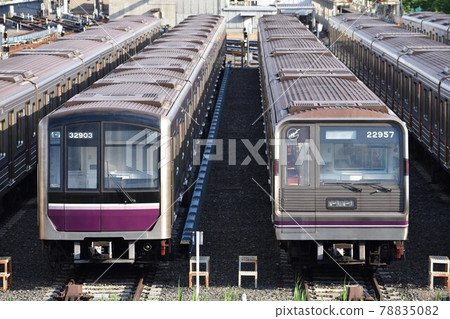 大阪地鐵谷町線30000系、22系在車站停靠 78835082