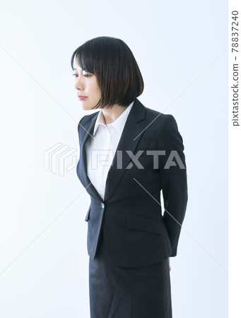 女商人表情嚴肅地看著 女商人表情嚴肅地看著 78837240