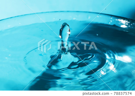 Water splash close-up. Drop of water. Blue water drop. Falling water. 78837574