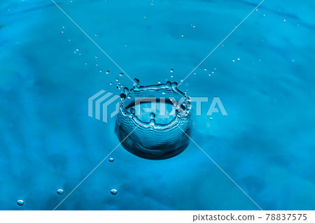 Water splash close-up. Drop of water. Blue water drop. Falling water. 78837575