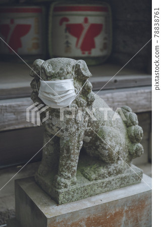 福岡縣絲島市櫻井神社戴著電暈刀面具 78838761