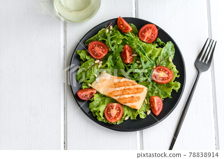 Delicious fresh salad with fish, tomatoes and lettuce leaves 78838914