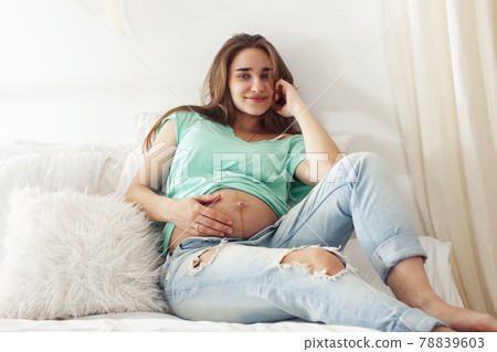 young pretty caucasian woman posing cheerful in bed, lifestyle people concept young pretty caucasian woman posing cheerful in bed, lifestyle people concept 78839603