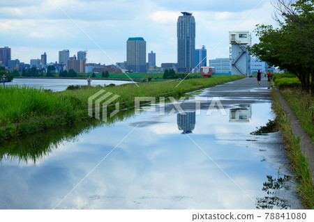 雨後照耀荒川河岸和水坑的風景摩天大樓芝川水閘旁邊的都市農業公園 78841080