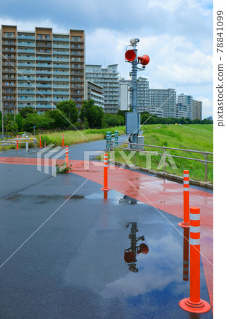 雨季河岸藍天防災行政廣播鐘聲住宅區 78841099