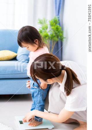 女孩測量重量 女孩測量重量 78841891
