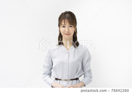 一個 30 多歲的女人看著相機的肖像 一個 30 多歲的女人看著相機的肖像 78842260