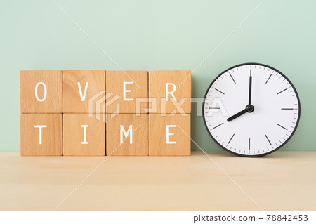 加班 | 積木和時鐘，上面寫著“OVER TIME” 78842453